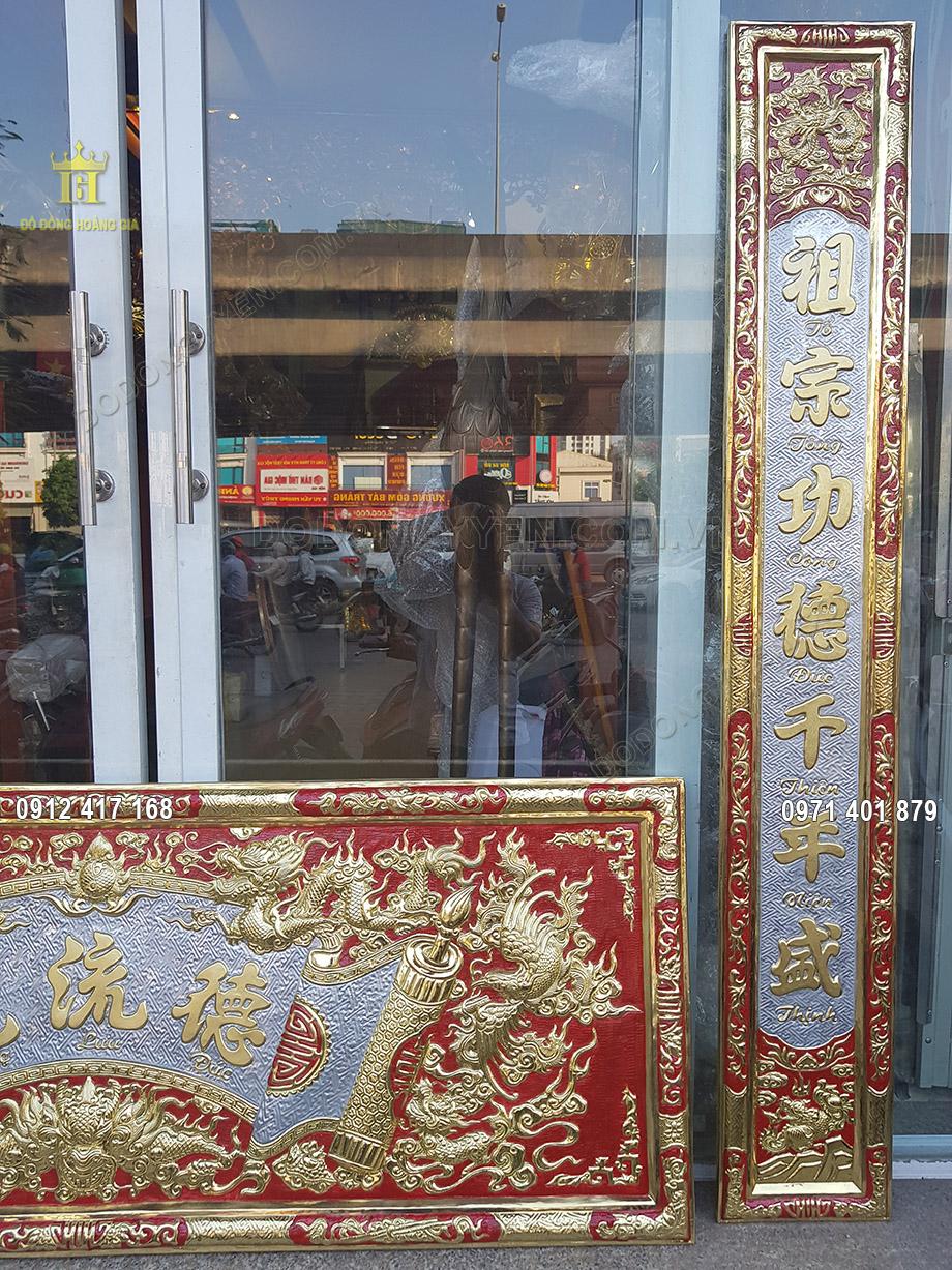 Đ&ocirc;i c&acirc;u đối thường được treo c&acirc;n xứng hai b&ecirc;n cuốn thư, gi&uacute;p mang lại vẻ đẹp h&agrave;i h&ograve;a cho kh&ocirc;ng gian thờ c&uacute;ng